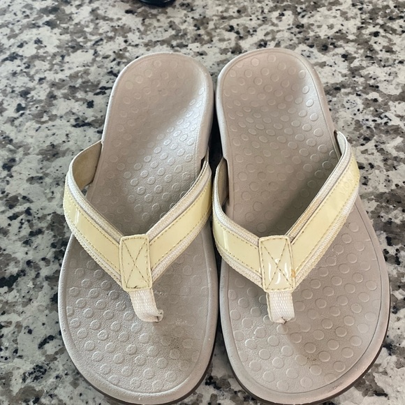 Vionic Tide II White Tong Flip Flops Woman’s - Picture 1 of 7